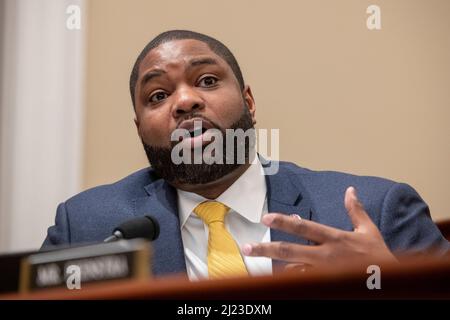 Washington, États-Unis. 29th mars 2022. Le représentant des États-Unis, Byron Donalds (républicain de Floride), interroge le Bureau du directeur de la gestion et du budget, Shalanda Young, lors d'une audience de la Commission parlementaire sur le budget « le budget de l'année fiscale 2023 du président » dans le bâtiment de bureau de Canon House à Washington, DC, le mardi 29 mars 2022. (Photo de Rod Lamkey/Pool/Sipa USA) crédit: SIPA USA/Alay Live News Banque D'Images