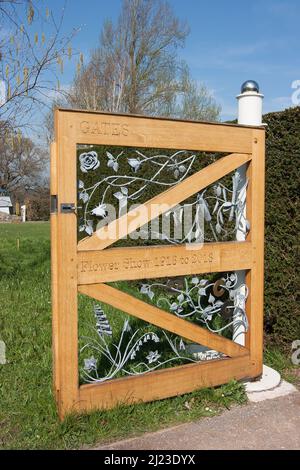 Porte en bois avec des fleurs en volants pour commémorer 100 ans de spectacles de fleurs 1918-2018 au RHS Wisley Garden, Surrey, Angleterre Banque D'Images