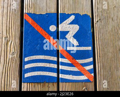 Zug, Suisse - 31 décembre 2021 : un panneau sur la jetée en bois indiquant qu'aucun saut dans l'eau n'est autorisé Banque D'Images