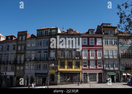 Façades colorées avec tuiles traditionnelles portugaises. Photo prise dans les jardins de la place de Lisbonne à Porto, Portugal Banque D'Images