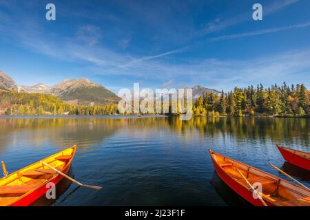 Le Strbske pleso, lac de montagne à l'automne dans le parc national des Hautes Tatras, Slovaquie, Europe. Banque D'Images