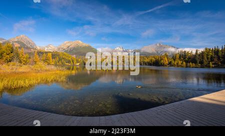 Le Strbske pleso, lac de montagne dans le parc national des Hautes Tatras, Slovaquie, Europe. Banque D'Images