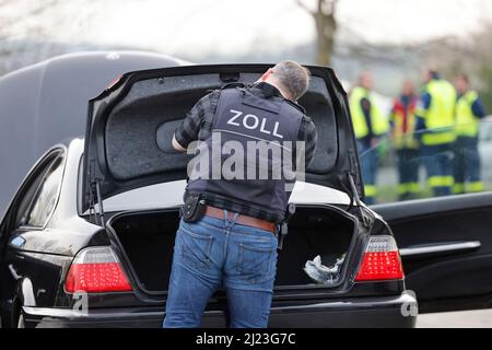 Erkrath, Allemagne. 29th mars 2022. Un agent de police vérifie une voiture pendant une opération de contrôle de la circulation. Environ 200 personnes ont été contrôlées lors d'une opération de contrôle conjointe par la police et les douanes de l'autoroute A3 à Erkrath, près de Düsseldorf. Credit: Thomas Banneyer/dpa/Alay Live News Banque D'Images