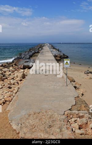 Port est mole-Arade rivière bouche-danger panneau d'avertissement-Ferragudo côté. Portimao-Portugal-169 Banque D'Images