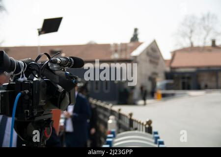 Journalistes caméra en attente de nouvelles, les pourparlers de paix entre la Russie et l'Ukraine commencent à Istanbul Banque D'Images