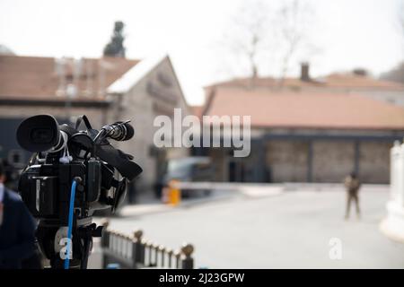 Journalistes caméra en attente de nouvelles, les pourparlers de paix entre la Russie et l'Ukraine commencent à Istanbul Banque D'Images