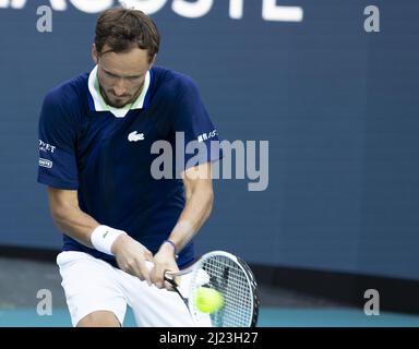 Miami Gardens, États-Unis. 29th mars 2022. Danil Medvedev, de Russie, revient deux mains en arrière à Jenson Brooksby, des États-Unis, à l'Open de Miami, dans le Hard Rock Stadium de Miami Gardens, en Floride, le mardi 29 mars 2022. Medvedev a battu Brooksby 7-5, 6-1. Photo de Gary I Rothstein/UPI crédit: UPI/Alay Live News Banque D'Images