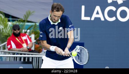 Miami Gardens, États-Unis. 29th mars 2022. Danil Medvedev, de Russie, revient deux mains en arrière à Jenson Brooksby, des États-Unis, à l'Open de Miami, dans le Hard Rock Stadium de Miami Gardens, en Floride, le mardi 29 mars 2022. Medvedev a battu Brooksby 7-5, 6-1. Photo de Gary I Rothstein/UPI crédit: UPI/Alay Live News Banque D'Images