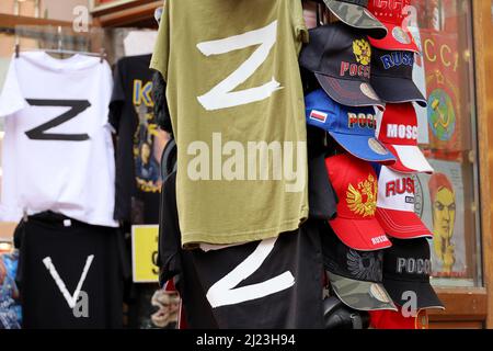 Tee-shirts avec lettres Z et V, casquettes de baseball avec inscription Russie dans une boutique de souvenirs. Signes d'une opération militaire spéciale russe en Ukraine Banque D'Images