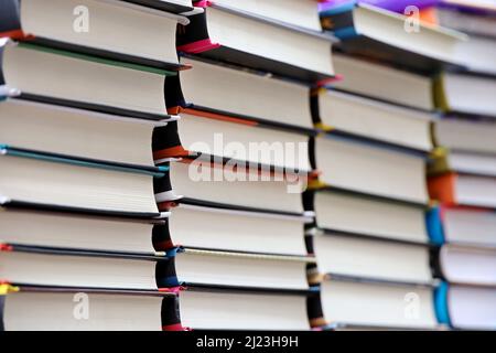 Piles de livres, mise au point sélective. Contexte de la littérature, de la librairie, de la bibliothèque Banque D'Images