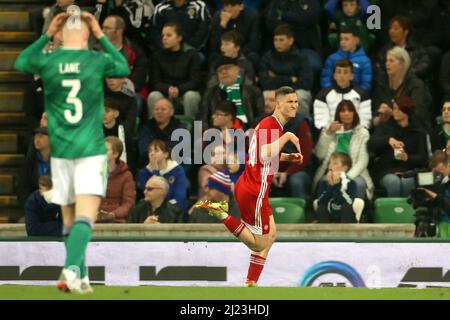 Roland Sallai (à droite), en Hongrie, célèbre le premier but de son équipe, alors que Patrick Lane, en Irlande du Nord, semble abattu lors du match international de Windsor Park, à Belfast. Date de la photo: Mardi 29 mars 2022. Banque D'Images