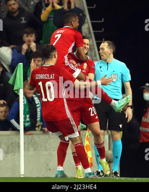 Roland Sallai (à droite), en Hongrie, célèbre le premier but de son équipe lors du match international au Windsor Park, à Belfast. Date de la photo: Mardi 29 mars 2022. Banque D'Images