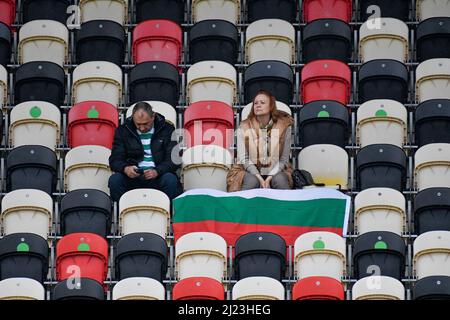 Newport, pays de Galles. 29 mars 2022. Deux fans de Bulgarie avant le match de qualification des championnats européens des moins de 21 ans de l'UEFA entre le pays de Galles U21 et la Bulgarie U21 à Rodney Parade à Newport, pays de Galles, Royaume-Uni, le 29 mars 2022. Crédit : Duncan Thomas/Majestic Media. Banque D'Images