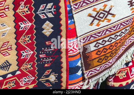 Tapis en laine avec ornements orientaux traditionnels colorés. Gros plan sur le marché de Tbilissi, en Géorgie Banque D'Images
