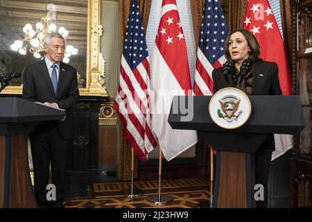 Washington, États-Unis. 29th mars 2022. Le vice-président Kamala Harris fait une déclaration avec le Premier ministre de Singapour, Lee Hsien Loong, au bureau de cérémonie du vice-président à Washington, DC, le mardi 29 mars 2022. Photographe: Joshua Roberts/Bloomberg crédit: UPI/Alay Live News Banque D'Images