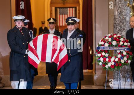 Washington, DC. 29th mars 2022. Le rôle du représentant républicain de l'Alaska Don Young arrive dans la salle de la statuaire du Capitole des États-Unis à Washington, DC, le 29 mars 2022. Jeune décédé à l'âge de 88 ans, il a été à la Chambre pendant 49 ans et le républicain ayant le plus longtemps été à la Chambre des représentants. Crédit : Shawn Thew/Pool via CNP/dpa/Alay Live News Banque D'Images