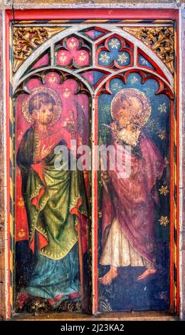 St Matthias et St Jude (L-R) sur l'écran de rood d'environ 1400 dans l'église St James à Castle Acre, Norfolk. Banque D'Images