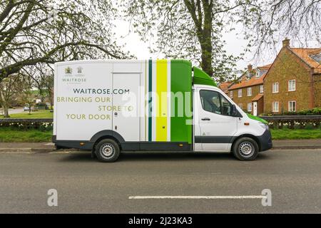 Un minibus de livraison en ligne Waitrose dans le village de Dersingham, à Norfolk. Banque D'Images