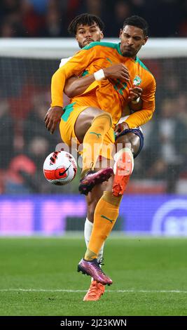 Londres, Angleterre, 29th mars 2022. Tyrone Mings, d'Angleterre, s'attaque à Sébastien Haller, de Côte d'Ivoire, lors du match international amical au stade Wembley, Londres. Le crédit photo devrait se lire: David Klein / Sportimage Banque D'Images