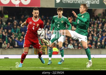 George Saville (à droite), en Irlande du Nord, et Zsolt Nagy, en Hongrie, se battent pour le ballon lors du match international amical à Windsor Park, à Belfast. Date de la photo: Mardi 29 mars 2022. Banque D'Images