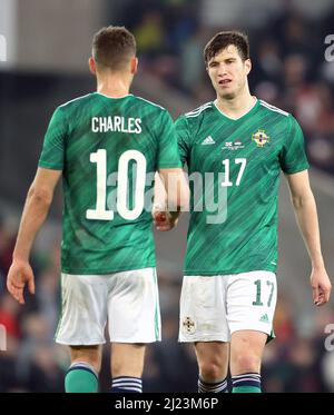 Dion Charles (à gauche) et Patrick McNair, d'Irlande du Nord, se bousculer après le coup de sifflet final du match international amical de Windsor Park, à Belfast. Date de la photo: Mardi 29 mars 2022. Banque D'Images