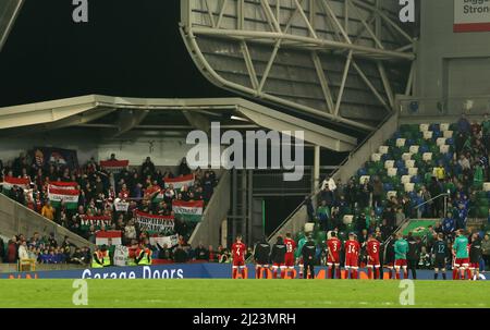 Les joueurs hongrois applaudissent les fans de l'extérieur après le coup de sifflet final du match international amical à Windsor Park, Belfast. Date de la photo: Mardi 29 mars 2022. Banque D'Images