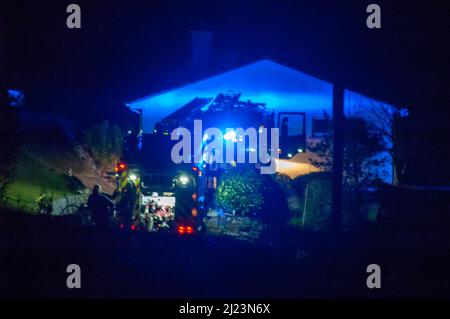 Adrigole, West Cork, Irlande, mardi 29 mars 2022; les pompiers ont attaqué un feu de Goarse à Adrigole ce soir. Les équipages de Bantry et Castletownbere ont attaqué le feu pendant plus de 4 heures avec 5 véhicules, y compris un bateau-citerne assistant à la scène. Credit ; ED/Alay Live News Banque D'Images