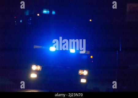 Adrigole, West Cork, Irlande, mardi 29 mars 2022; les pompiers ont attaqué un feu de Goarse à Adrigole ce soir. Les équipages de Bantry et Castletownbere ont attaqué le feu pendant plus de 4 heures avec 5 véhicules, y compris un bateau-citerne assistant à la scène. Credit ; ED/Alay Live News Banque D'Images