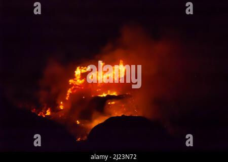 Adrigole, West Cork, Irlande, mardi 29 mars 2022; les pompiers ont attaqué un feu de Goarse à Adrigole ce soir. Les équipages de Bantry et Castletownbere ont attaqué le feu pendant plus de 4 heures avec 5 véhicules, y compris un bateau-citerne assistant à la scène. Credit ; ED/Alay Live News Banque D'Images