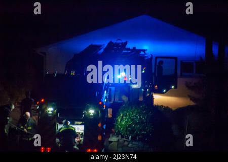 Adrigole, West Cork, Irlande, mardi 29 mars 2022; les pompiers ont attaqué un feu de Goarse à Adrigole ce soir. Les équipages de Bantry et Castletownbere ont attaqué le feu pendant plus de 4 heures avec 5 véhicules, y compris un bateau-citerne assistant à la scène. Credit ; ED/Alay Live News Banque D'Images