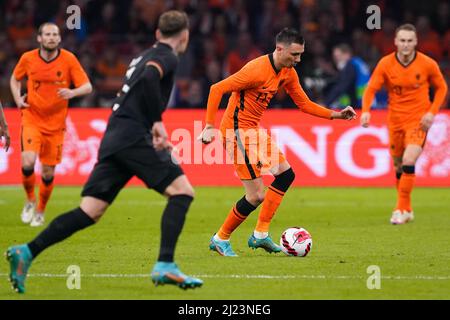 AMSTERDAM, PAYS-BAS - MARS 29: Steven Berghuis des pays-Bas court avec le ballon lors du match international amical entre les pays-Bas et l'Allemagne à la Johan Cruijff Arena le 29 mars 2022 à Amsterdam, pays-Bas (photo par Andre Weening/Orange Pictures) Banque D'Images
