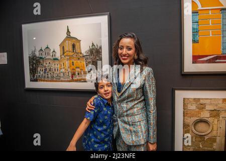 New Delhi, Inde. 29th mars 2022. La photographe itinérante Avantika Mettle avec son enfant vu lors d'un aperçu de son exposition de photos, « Ukraine Untold (Inview) » à Open Palm court, India Habitat Center, New Delhi. Crédit : SOPA Images Limited/Alamy Live News Banque D'Images