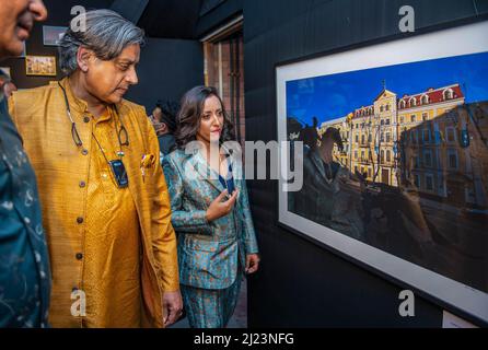 New Delhi, Inde. 29th mars 2022. Avantika Mettle (R) vu avec Shashi Tharoor politicien indien (L) lors d'un aperçu de son exposition de photos, 'Ukraine Untold (Inview)' à Open Palm court, India Habitat Center, New Delhi. Crédit : SOPA Images Limited/Alamy Live News Banque D'Images