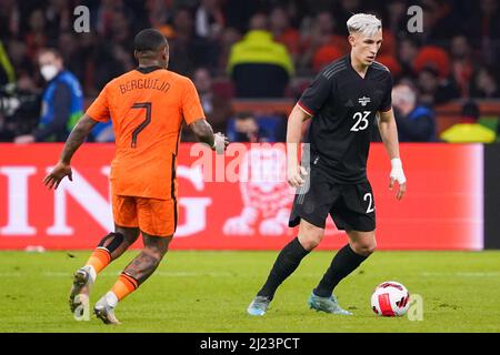 AMSTERDAM, PAYS-BAS - MARS 29: Steven Bergwijn des pays-Bas et Nico Schlotterbeck de l'Allemagne pendant le match international amical entre les pays-Bas et l'Allemagne à l'arène Johan Cruijff le 29 mars 2022 à Amsterdam, pays-Bas (photo d'Andre Weening/Orange Pictures) Banque D'Images