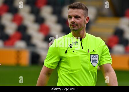 Newport, pays de Galles. 29 mars 2022. Rencontre avec l'arbitre Pavel Orel lors du match de qualification E du Championnat d'Europe des moins de 21 ans de l'UEFA entre le pays de Galles U21 et la Bulgarie U21 au Rodney Parade à Newport, pays de Galles, Royaume-Uni, le 29 mars 2022. Crédit : Duncan Thomas/Majestic Media. Banque D'Images