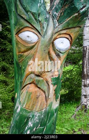 Masque en bois sur le tronc de l'arbre. Vue en gros plan Banque D'Images