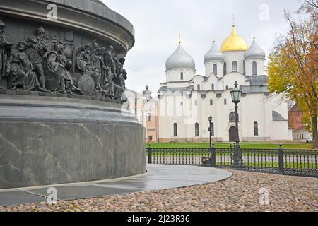 La cathédrale de Sofia et le monument du millénaire de la Russie à Krasnodar Banque D'Images