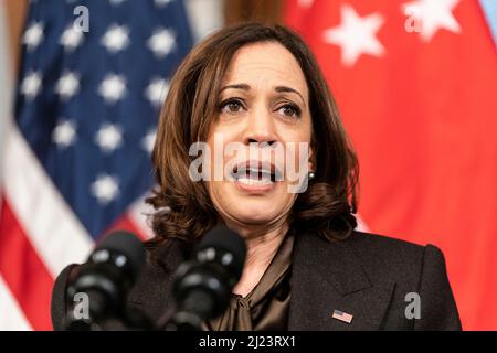 Washington, DC, États-Unis. 29th mars 2022. Le vice-président américain Kamala Harris rencontre Lee Hsien Loong, premier ministre de Singapour, dans le bureau de cérémonie du vice-président à Washington, DC, États-Unis, le mardi 29 mars, 2022. Le président Biden devait discuter de l'attaque de la Russie contre l'Ukraine et des implications pour la région Indo-Pacifique lors de la réunion d'aujourd'hui avec Lee Hsien Loong, selon un responsable américain. Credit: Joshua Roberts/Pool via CNP/dpa/Alay Live News Banque D'Images