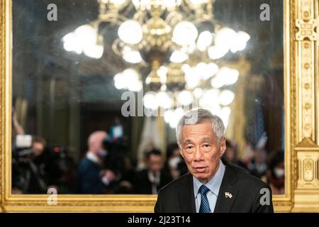 Washington, DC, États-Unis. 29th mars 2022. Le vice-président américain Kamala Harris rencontre Lee Hsien Loong, premier ministre de Singapour, dans le bureau de cérémonie du vice-président à Washington, DC, États-Unis, le mardi 29 mars, 2022. Le président Biden devait discuter de l'attaque de la Russie contre l'Ukraine et des implications pour la région Indo-Pacifique lors de la réunion d'aujourd'hui avec Lee Hsien Loong, selon un responsable américain. Credit: Joshua Roberts/Pool via CNP/dpa/Alay Live News Banque D'Images