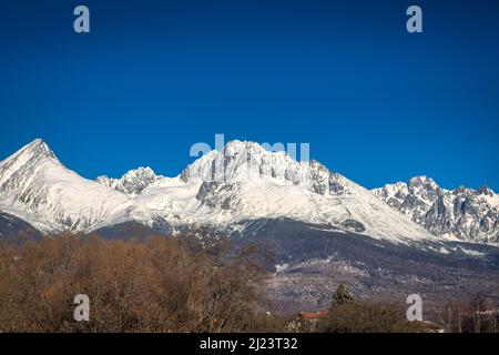 Paysage de sommets enneigés. Vue sur le pic de Gerlachov, le plus haut sommet du parc national des Hautes Tatras, Slovaquie, Europe. Banque D'Images