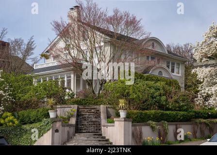 Grande maison Highland Drive quartier résidentiel Queen Anne à Seattle Washington. Banque D'Images