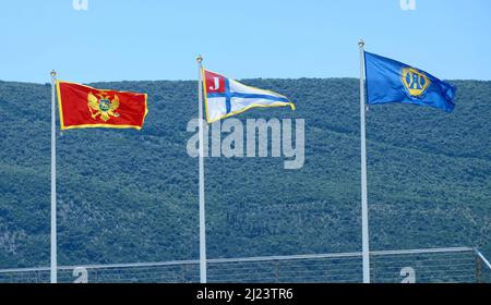 HERCEG NOVI, MONTÉNÉGRO - 21 JUILLET 2016: Le drapeau du Monténégro, adopté le 13 juillet 2004, le drapeau de natation Club Polo d'eau Jaran Herzég Novi et t Banque D'Images