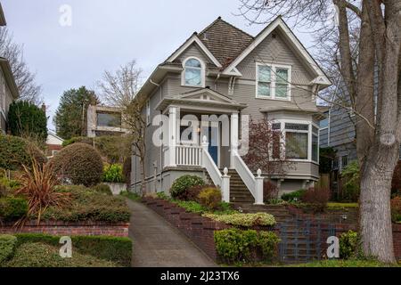 Grande maison Highland Drive quartier résidentiel Queen Anne à Seattle Washington. Banque D'Images