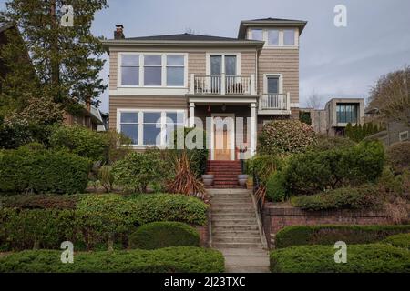 Grande maison Highland Drive quartier résidentiel Queen Anne à Seattle Washington. Banque D'Images