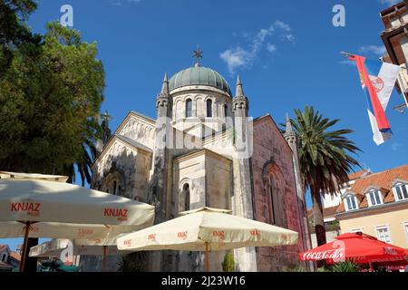 HERCEG NOVI, MONTÉNÉGRO - 18 JUILLET 2016 : Eglise orthodoxe Saint-Archange Michel entourée de parasols de cafés et de bars dans la vieille ville Banque D'Images