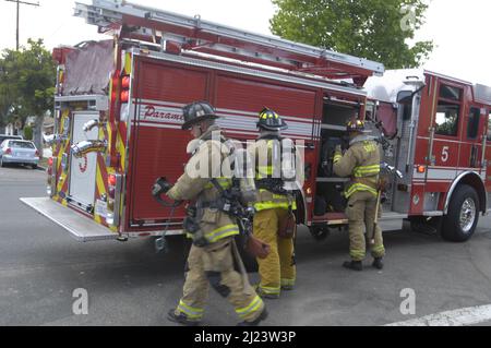 Les pompiers de la ville de San Diego travaillent un feu de structure dans le district de 36 Banque D'Images