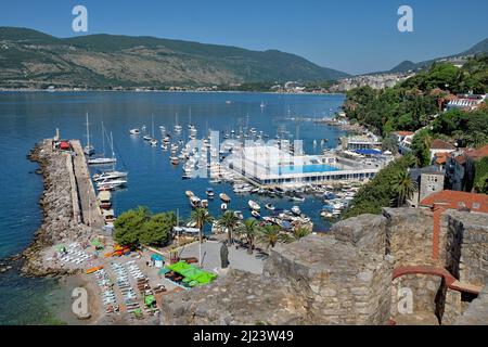 HERCEG NOVI, MONTÉNÉGRO - 18 JUILLET 2016 : vue aérienne de la baie de Kotor et du port de plaisance Herceg Novi avec bateau de plaisance amarré et piscine de mer Banque D'Images