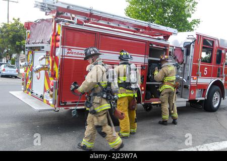 Les pompiers de la ville de San Diego travaillent un feu de structure dans le district de 36 Banque D'Images