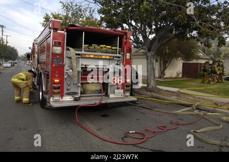 Les pompiers de la ville de San Diego travaillent un feu de structure dans le district de 36 Banque D'Images