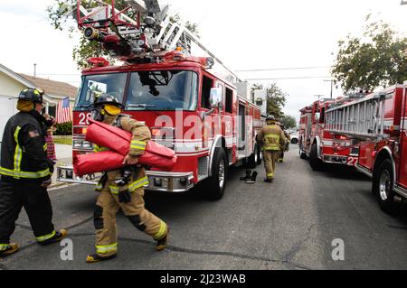 Les pompiers de la ville de San Diego travaillent un feu de structure dans le district de 36 Banque D'Images